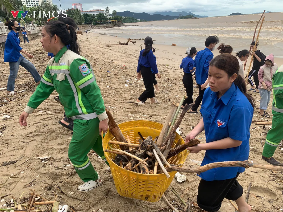 Khánh Hòa: Người dân khẩn trương dọn dẹp, ổn định cuộc sống sau lũ - Ảnh 5.