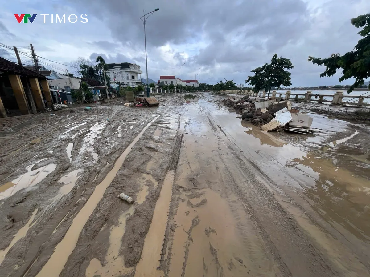 Khánh Hòa: Người dân khẩn trương dọn dẹp, ổn định cuộc sống sau lũ - Ảnh 1.