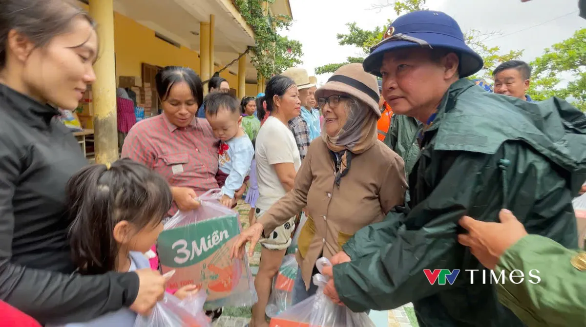 Tư lệnh Vùng 4 Hải quân xông pha vùng lũ, khẳng định: "Cứu dân là mệnh lệnh trái tim" - Ảnh 3.