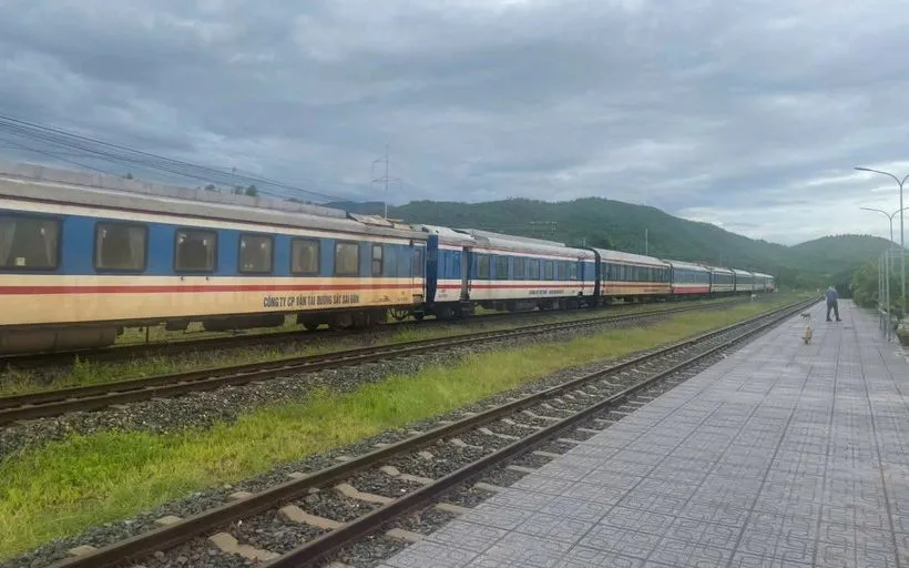 Đoàn tàu phải dừng tại một nhà ga do ảnh hưởng của mưa lũ tại khu vực miền Trung. (Ảnh: VNR)