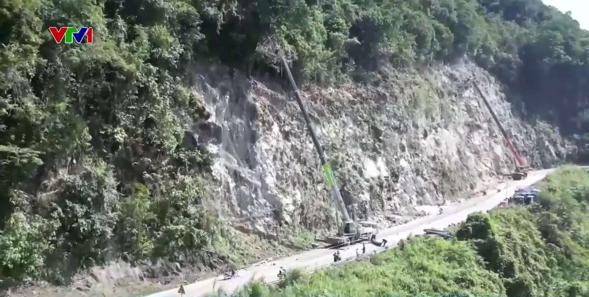 Ngăn ngừa t&igrave;nh trạng đ&aacute; rơi tr&ecirc;n Quốc lộ 6, đ&egrave;o Thung Khe- Ảnh 1.