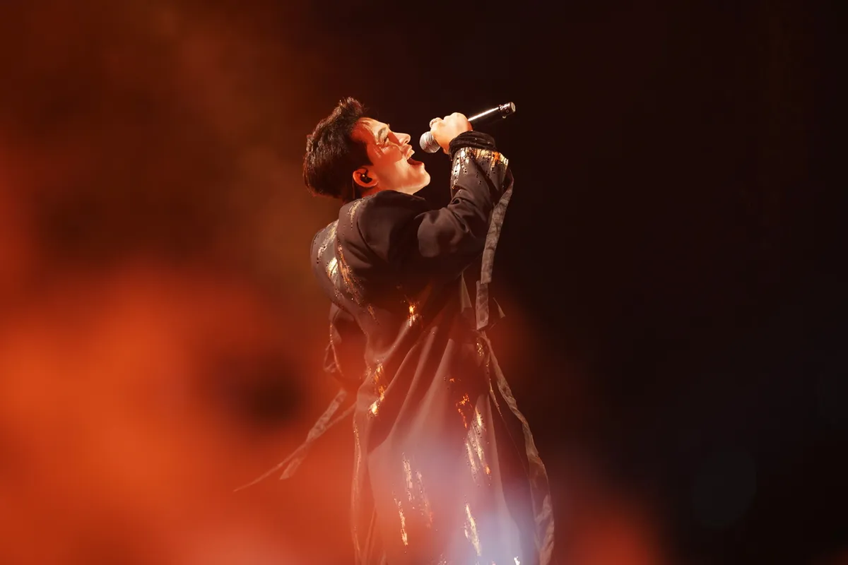 Quốc Thiên ủng hộ 200 triệu đồng cho đồng bào vùng lũ, cùng Hòa Minzy lan tỏa vẻ đẹp âm nhạc truyền thống - Ảnh 1.