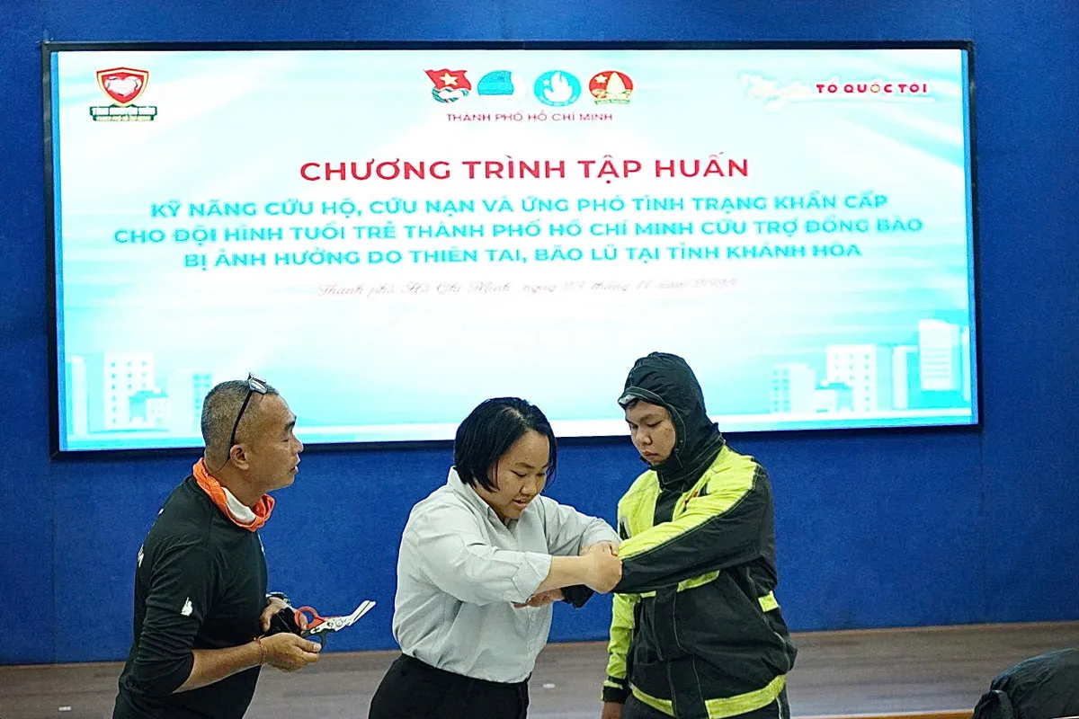 Thành đoàn TP Hồ Chí Minh triển khai đội hình tình nguyện tham gia cứu trợ tại Khánh Hòa - Ảnh 3.