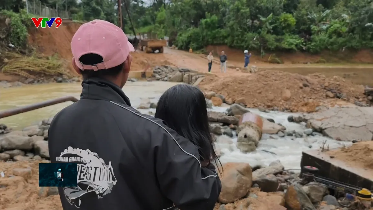 Đưa hàng cứu trợ bà con vùng cô lập đèo Khánh Sơn