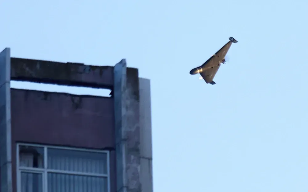 UAV Nga tấn công một tòa nhà ở Kiev, ngày 17/6/2025 (Ảnh: AP)