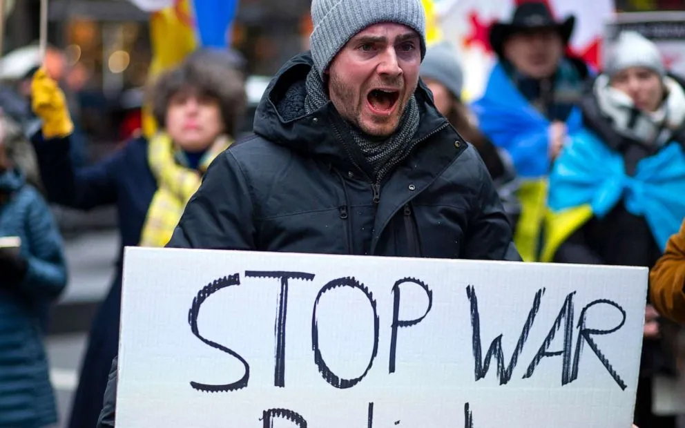 Những người biểu tình phản đối xung đột Nga - Ukraine tại Quảng trường Thời đại ở New York, tháng 2/2022 (Ảnh: AFP)