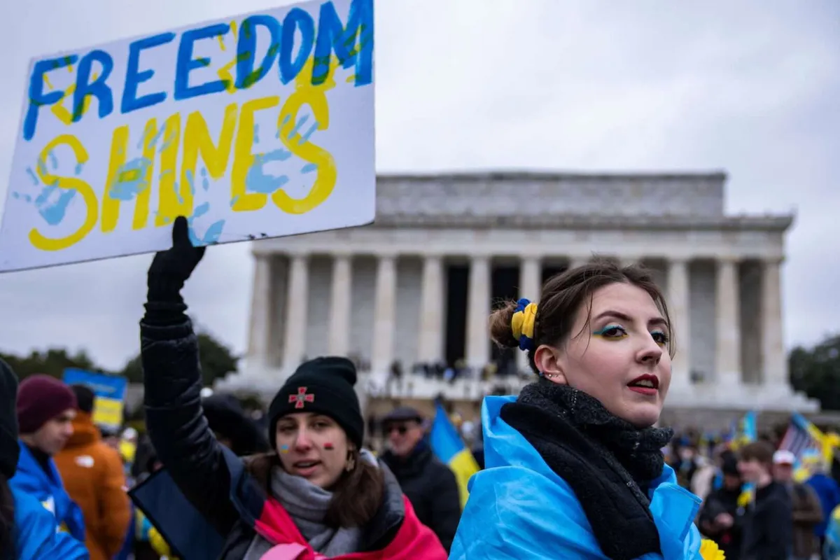 Gần 200.000 người Ukraine rơi vào tình trạng bấp bênh do chính sách nhập cư của Tổng thống Trump - Ảnh 1.