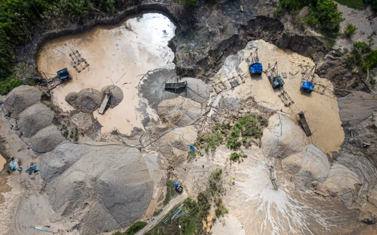 Nạo vét tại một khu vực khai thác vàng trái phép ở tỉnh Madre de Dios, thuộc vùng Amazon phía Đông Nam Peru, ngày 31/5/2024 (Ảnh: AFP)