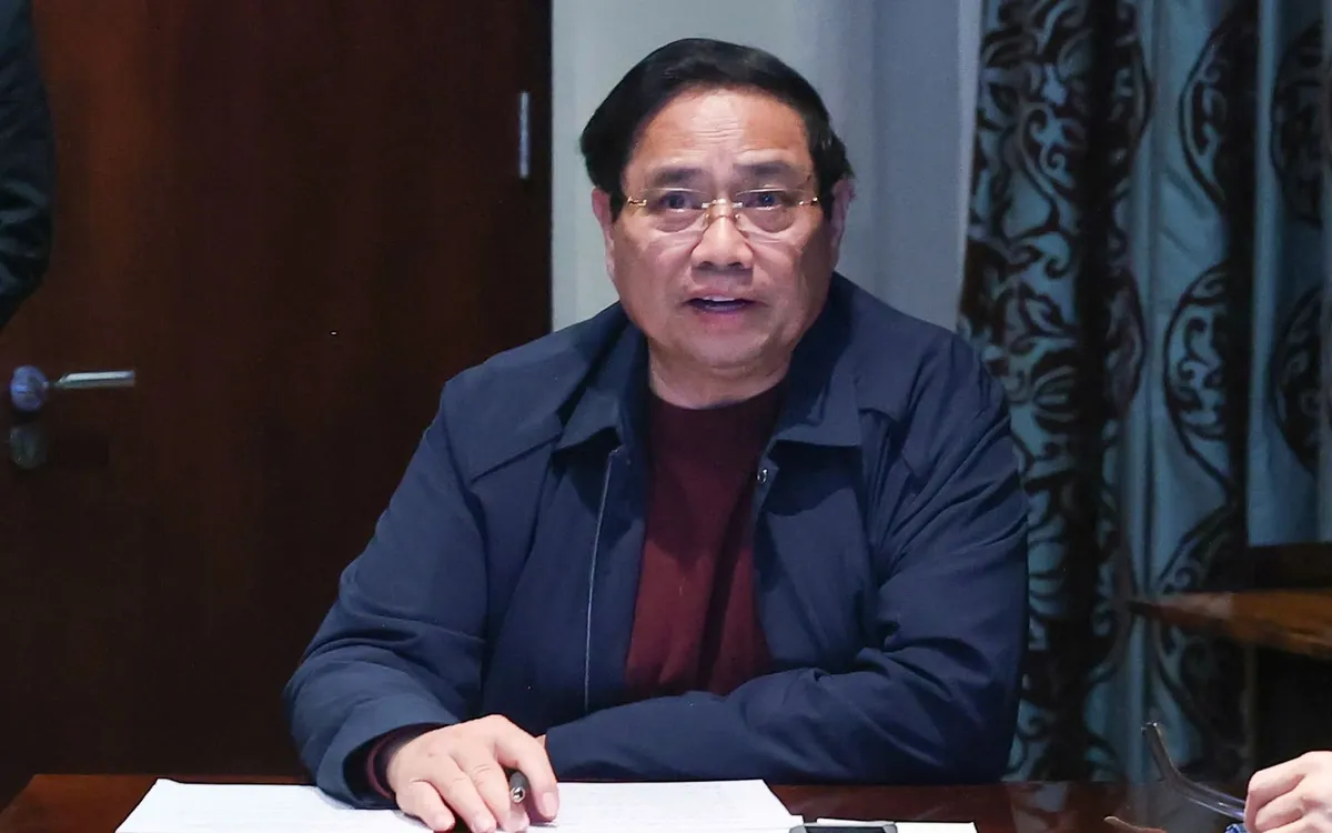 Thủ tướng Phạm Minh Chính chủ trì cuộc họp khẩn trực tuyến với các bộ, ngành, cơ quan, địa phương qua các điểm cầu trong nước về tình hình mưa lũ và tiếp tục ứng phó, khắc phục hậu quả thiên tai tại các tỉnh miền Trung - Ảnh: VGP