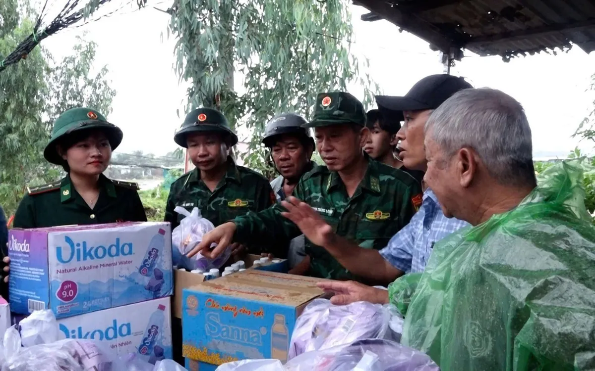 Tiếp tế lương thực, thực phẩm và nhu yếu phẩm cho người dân tại các khu vực bị ảnh hưởng nặng nề, bảo đảm không để hộ dân nào thiếu đói trong thời điểm khó khăn.