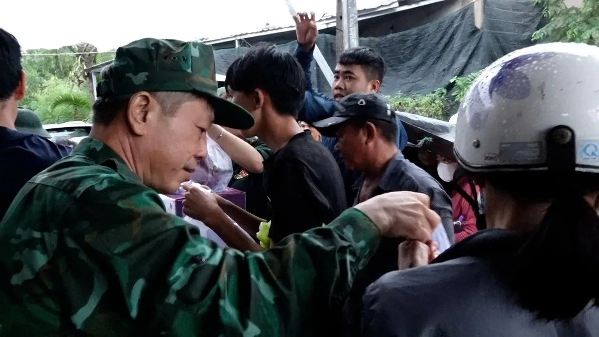 Bộ đội Biên phòng Khánh Hòa: Căng mình hỗ trợ dân vùng lũ trở lại cuộc sống bình thường - Ảnh 1.