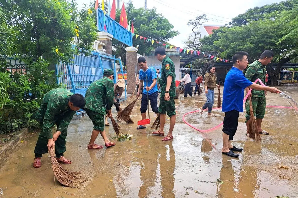 Bộ đội Biên phòng Khánh Hòa: Căng mình hỗ trợ dân vùng lũ trở lại cuộc sống bình thường - Ảnh 2.