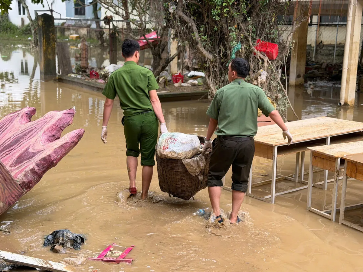 Trường học ngổn ngang sau mưa lũ- Ảnh 6.