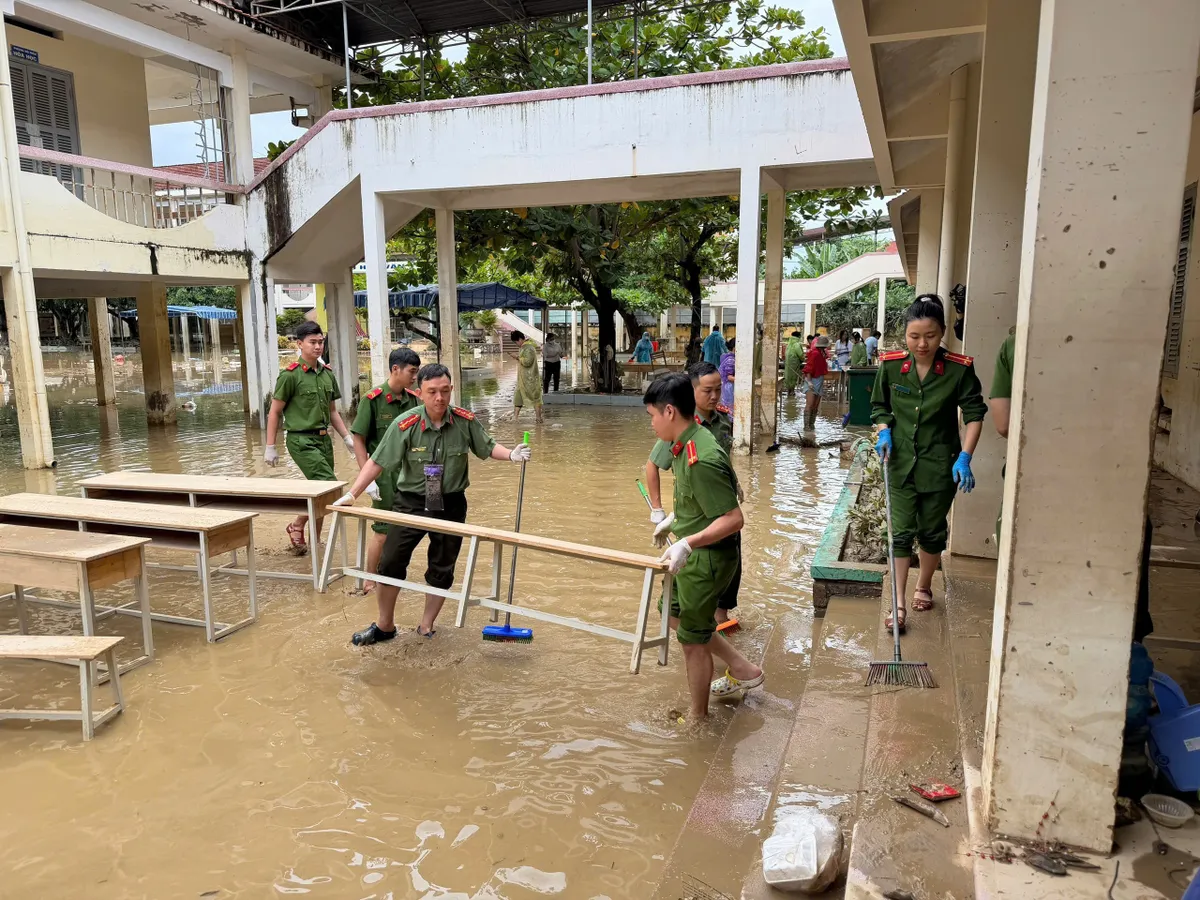 Trường học ngổn ngang sau mưa lũ- Ảnh 3.