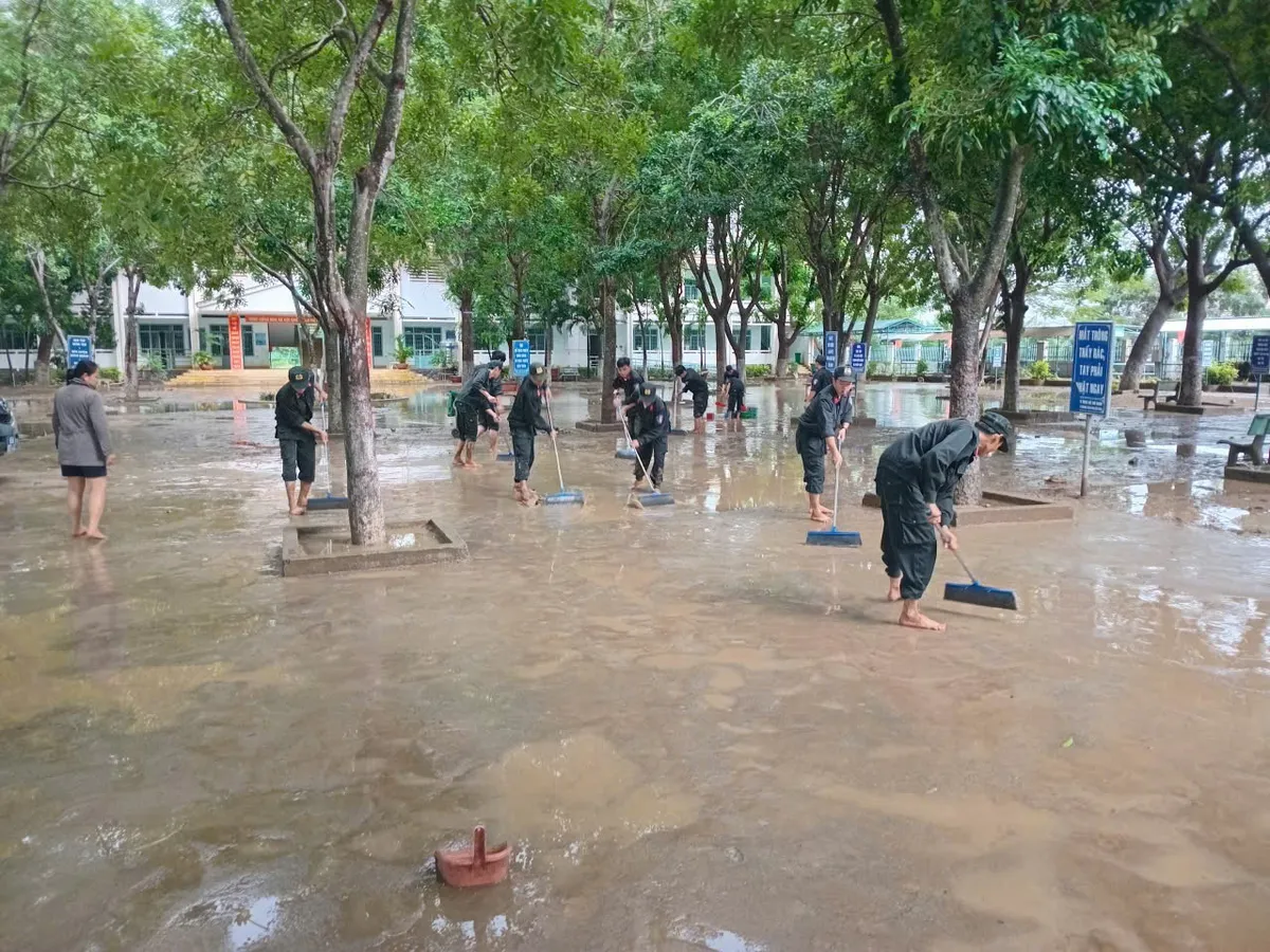 Trường học ngổn ngang sau mưa lũ- Ảnh 1.