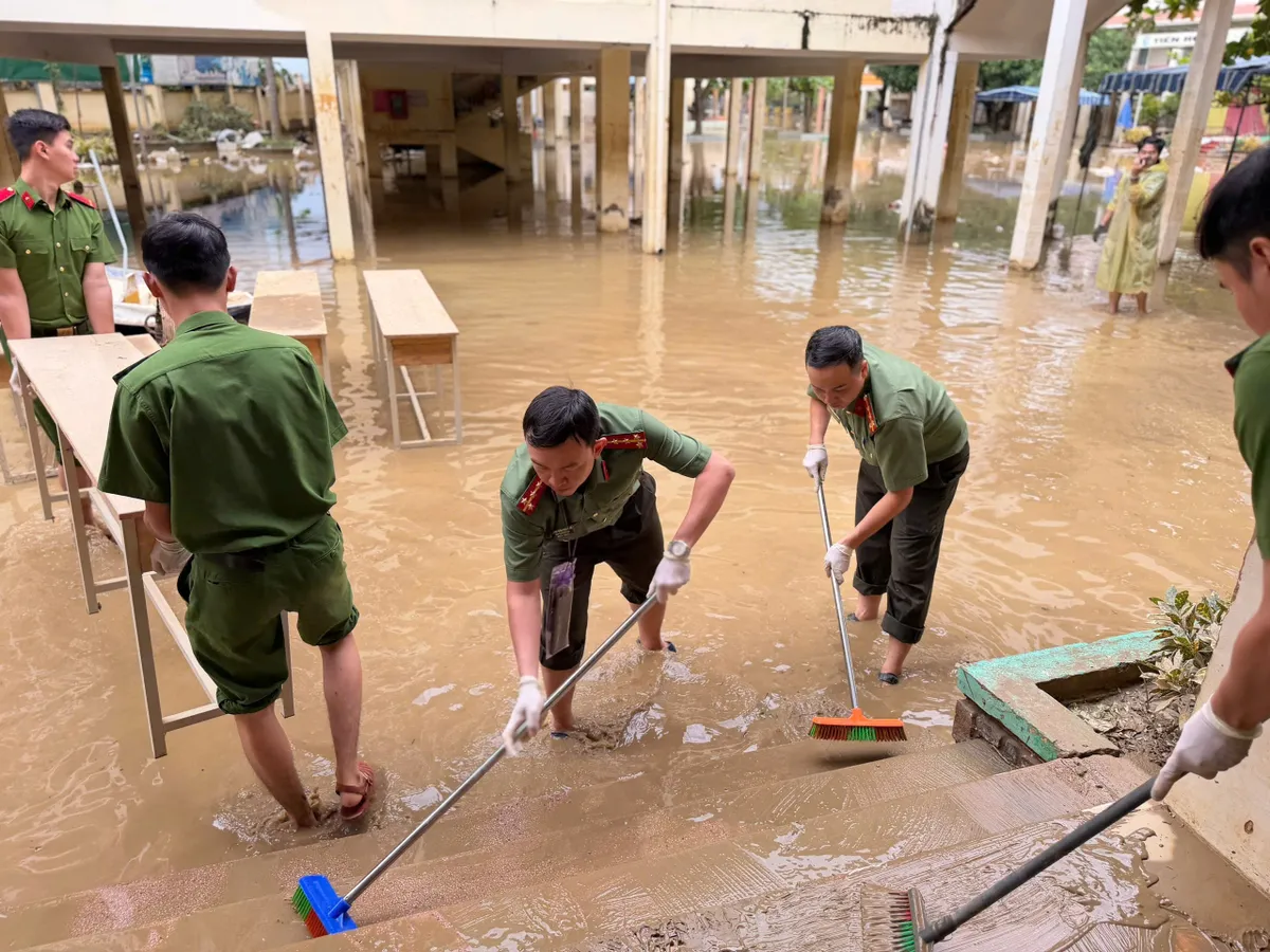 Trường học ngổn ngang sau mưa lũ- Ảnh 7.