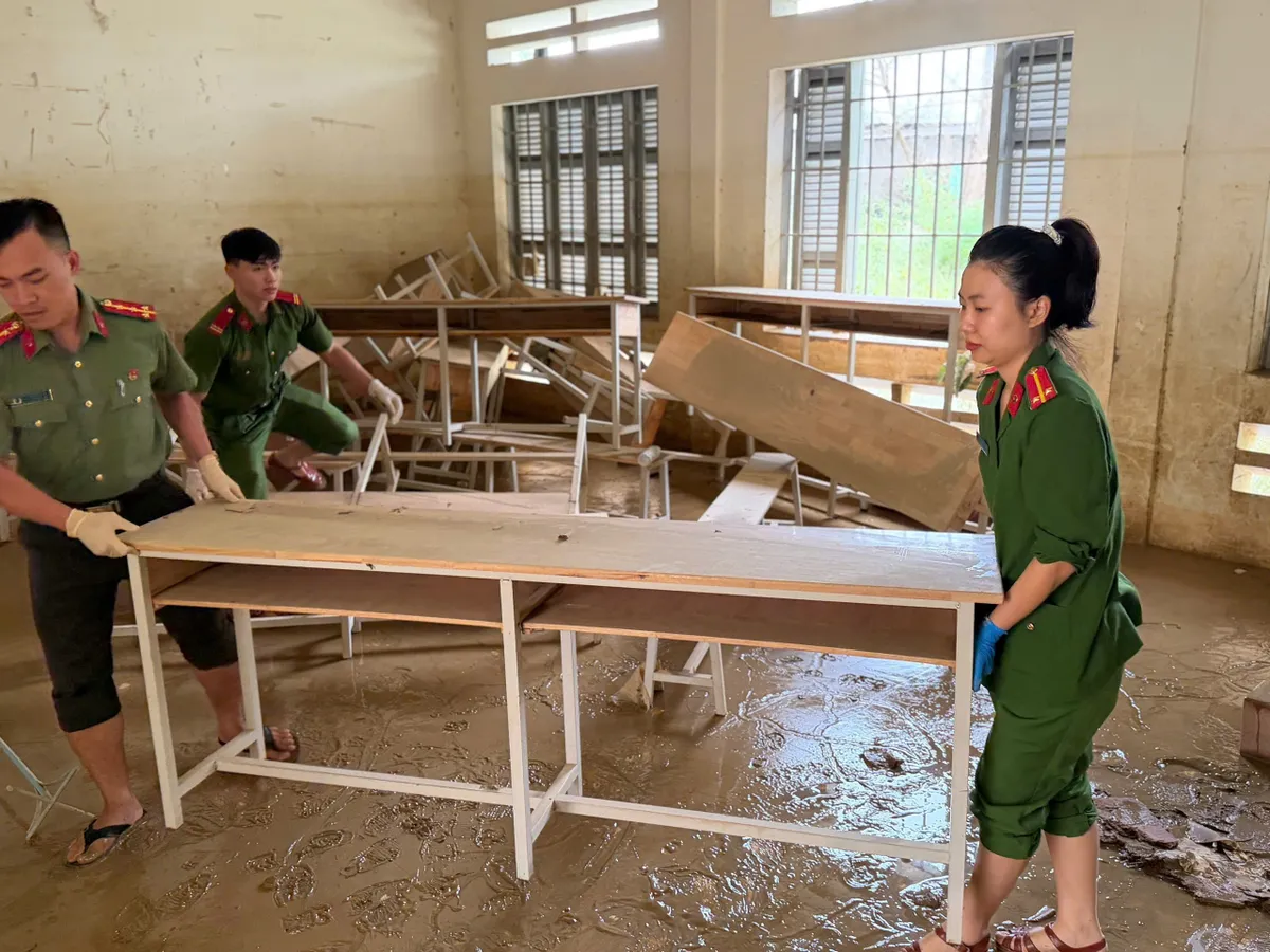 Trường học ngổn ngang sau mưa lũ- Ảnh 4.