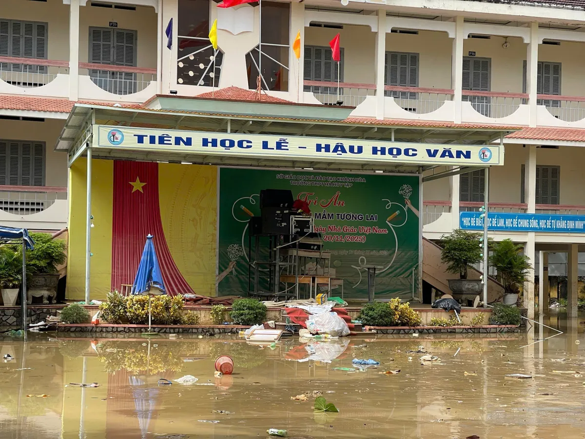 Trường học ngổn ngang sau mưa lũ- Ảnh 2.