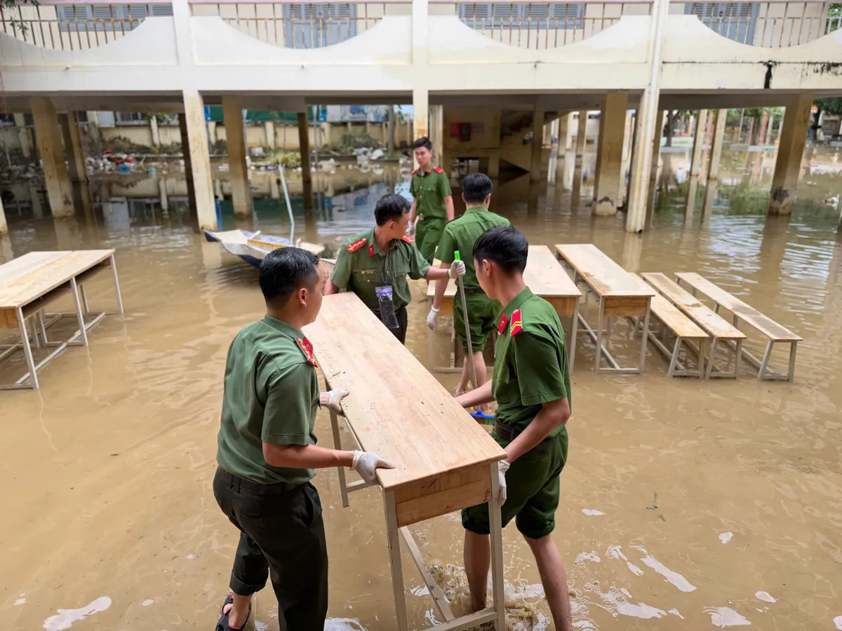 Trường học ngổn ngang sau mưa lũ- Ảnh 5.