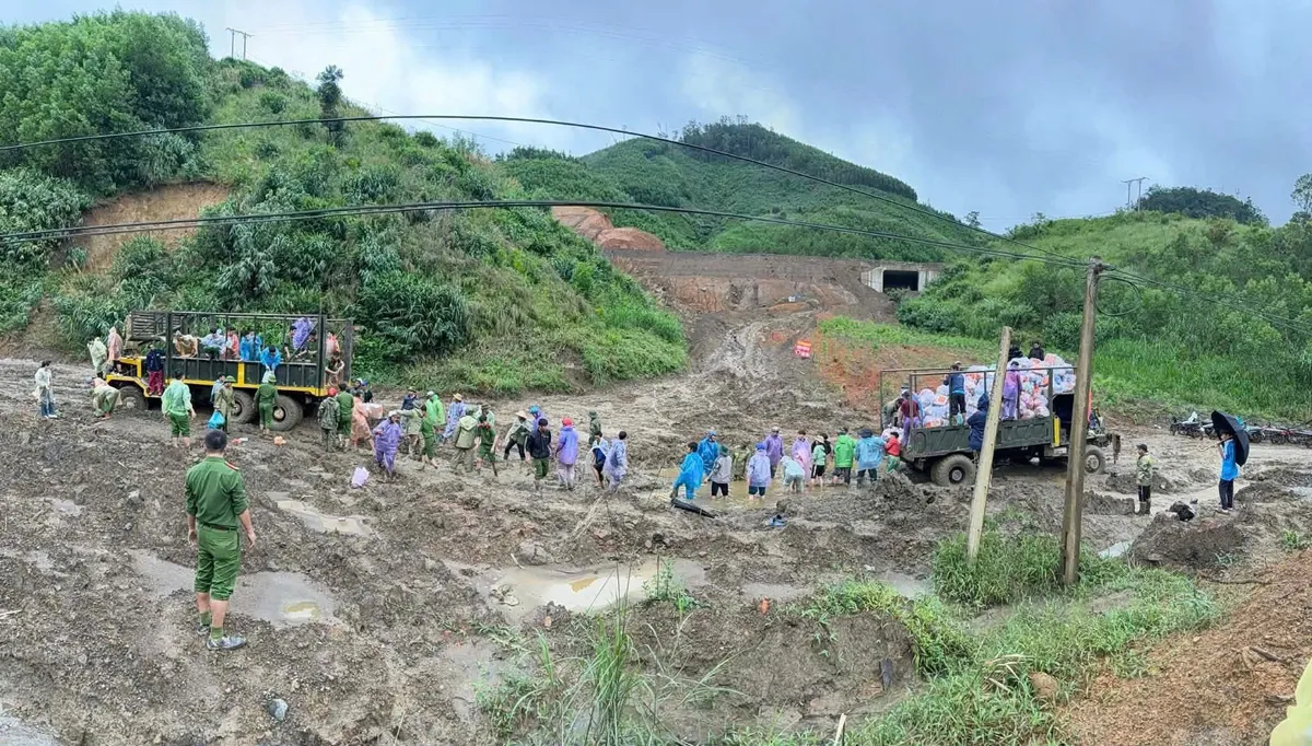 Nối dài những chuyến xe nghĩa tình đến với đồng bào vùng lũ - Ảnh 6.