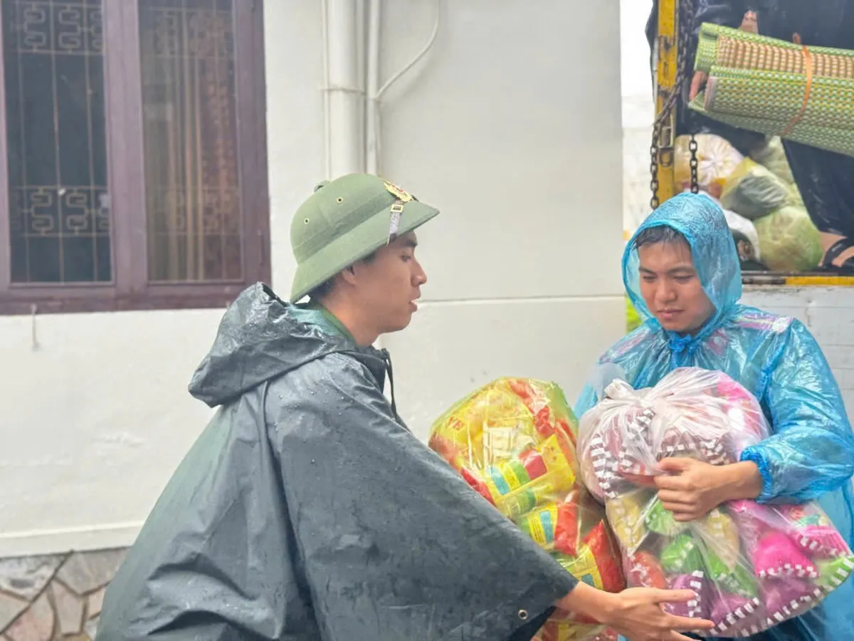 Nối dài những chuyến xe nghĩa tình đến với đồng bào vùng lũ - Ảnh 8.