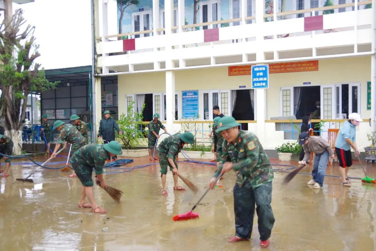 Gia Lai: Bộ đội tổng lực khắc phục sau lũ, ưu tiên ổn định cuộc sống người dân - Ảnh 5.