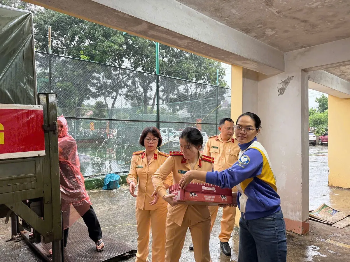 Nối dài những chuyến xe nghĩa tình đến với đồng bào vùng lũ - Ảnh 7.