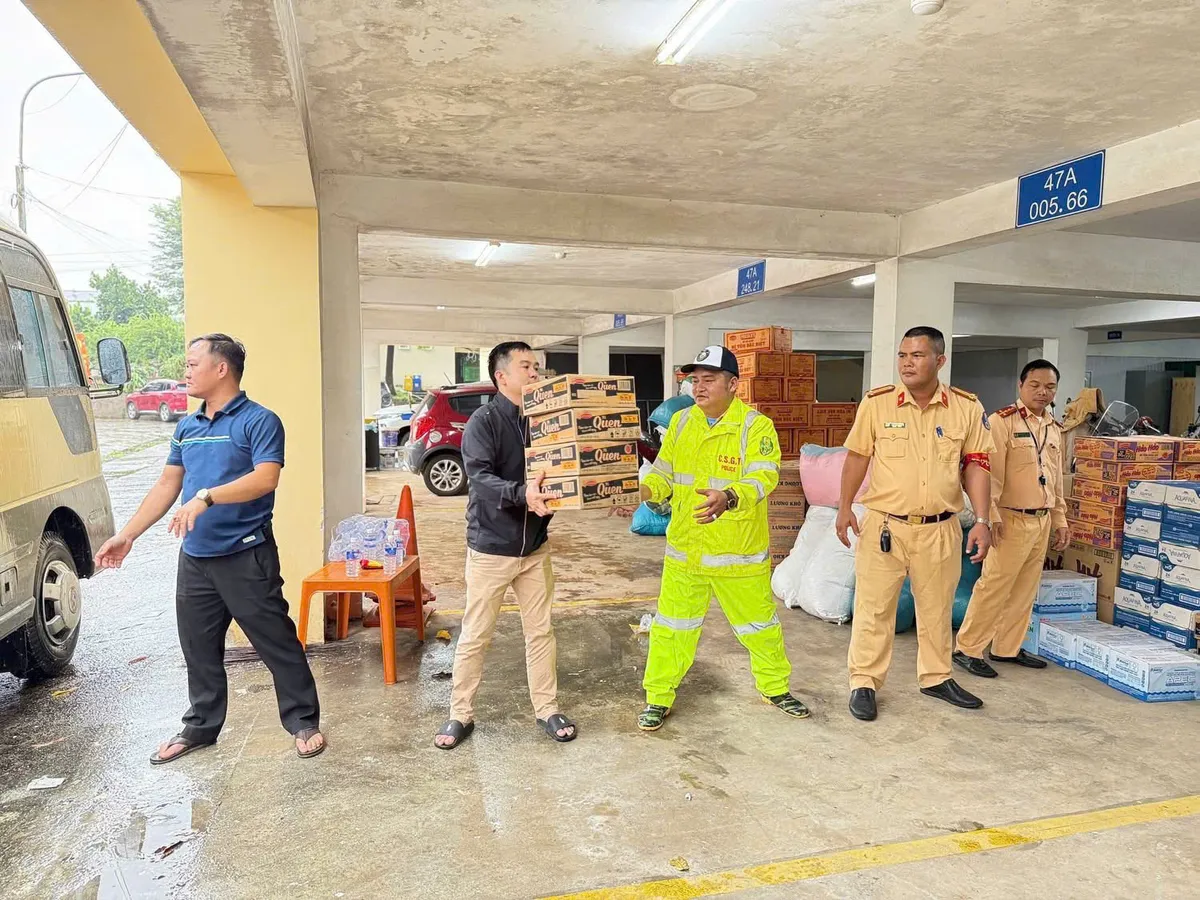 Nối dài những chuyến xe nghĩa tình đến với đồng bào vùng lũ - Ảnh 2.