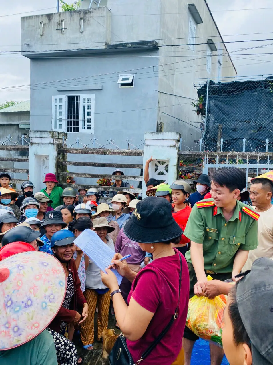 Nối dài những chuyến xe nghĩa tình đến với đồng bào vùng lũ - Ảnh 3.