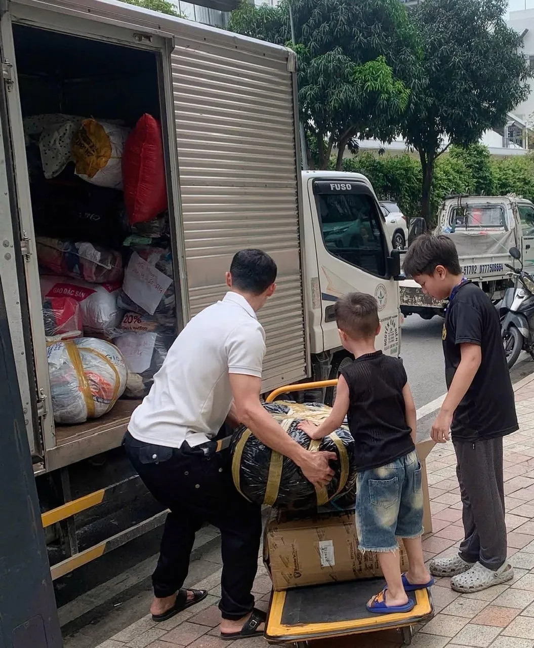 Nối dài những chuyến xe nghĩa tình đến với đồng bào vùng lũ - Ảnh 4.