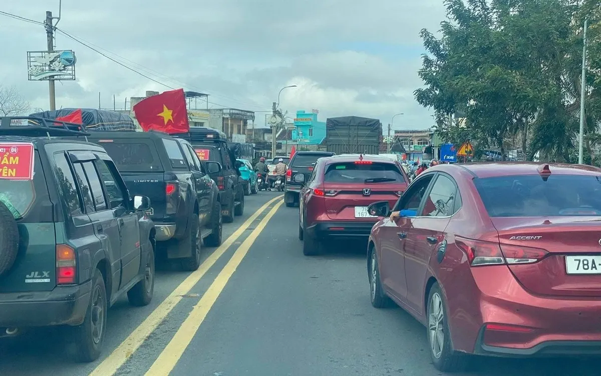 Những chuyến xe nghĩa tình đến với đồng bào vùng lũ.