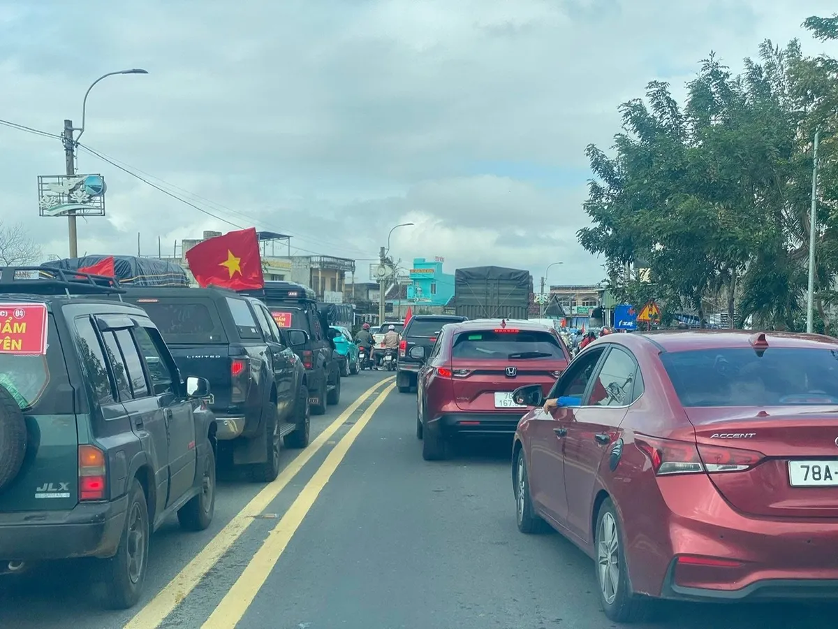 Nối dài những chuyến xe nghĩa tình đến với đồng bào vùng lũ - Ảnh 1.