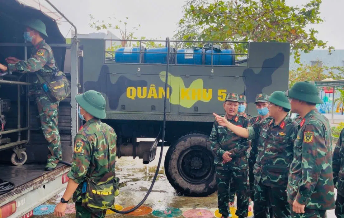 Khẩn trương khử khuẩn sau lũ để bảo vệ sức khỏe người dân - Ảnh 1.