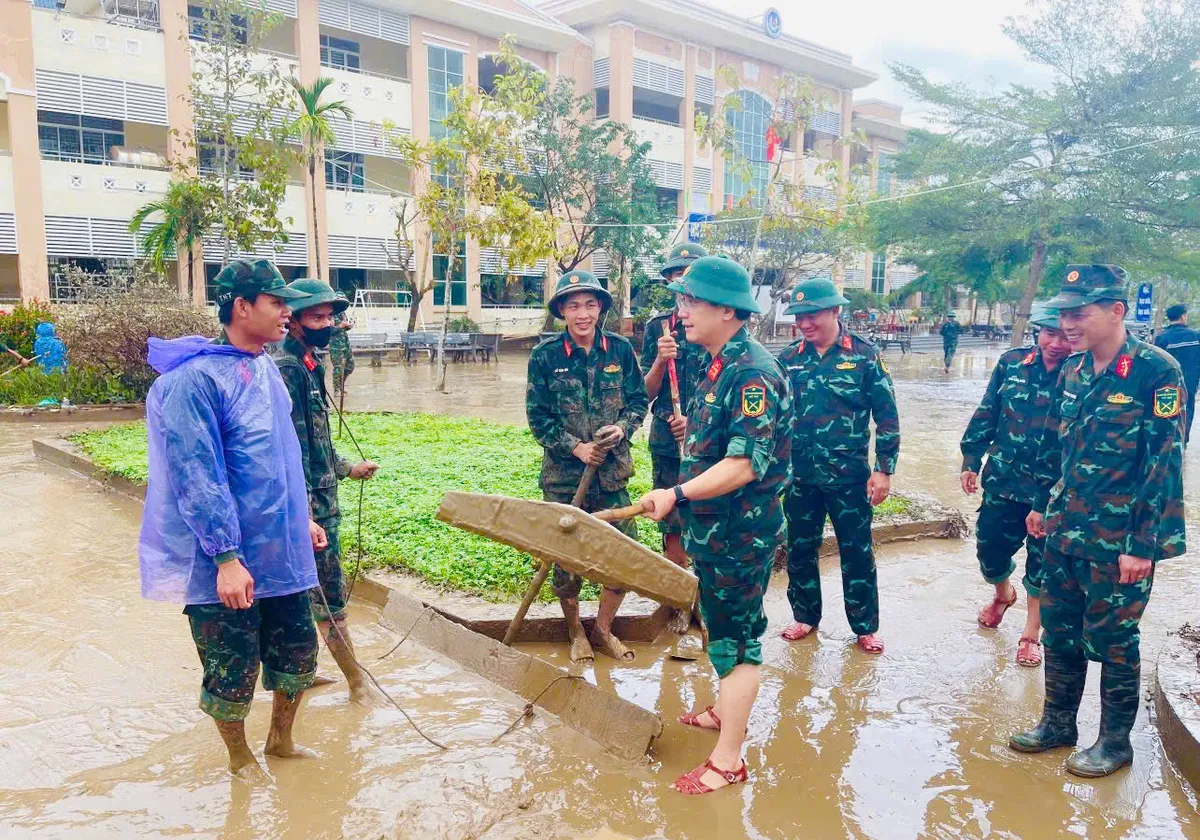 Khẩn trương khử khuẩn sau lũ để bảo vệ sức khỏe người dân - Ảnh 4.