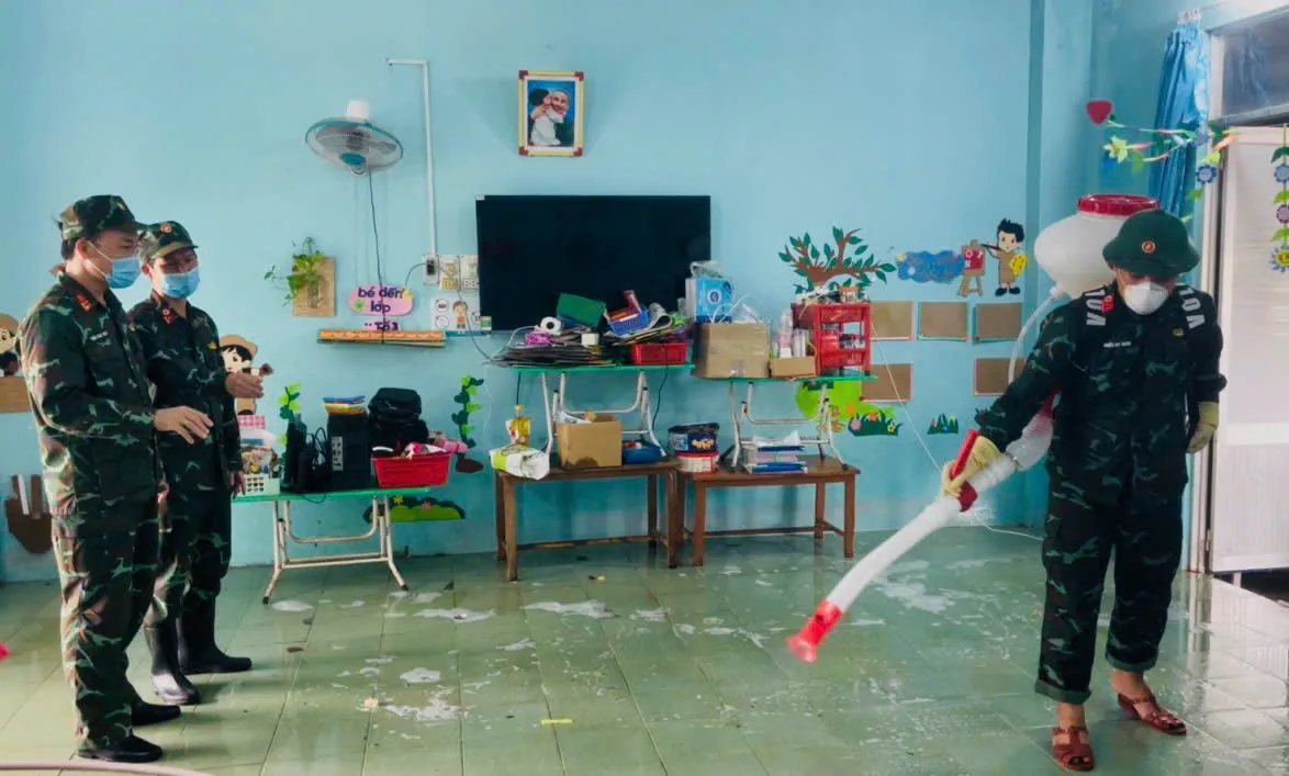 Khẩn trương khử khuẩn sau lũ để bảo vệ sức khỏe người dân - Ảnh 3.