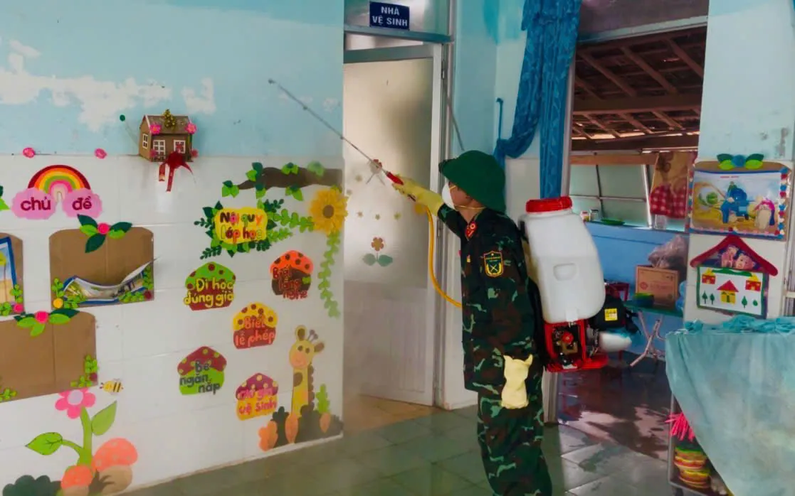 Khẩn trương khử khuẩn sau lũ để bảo vệ sức khỏe người dân - Ảnh 2.