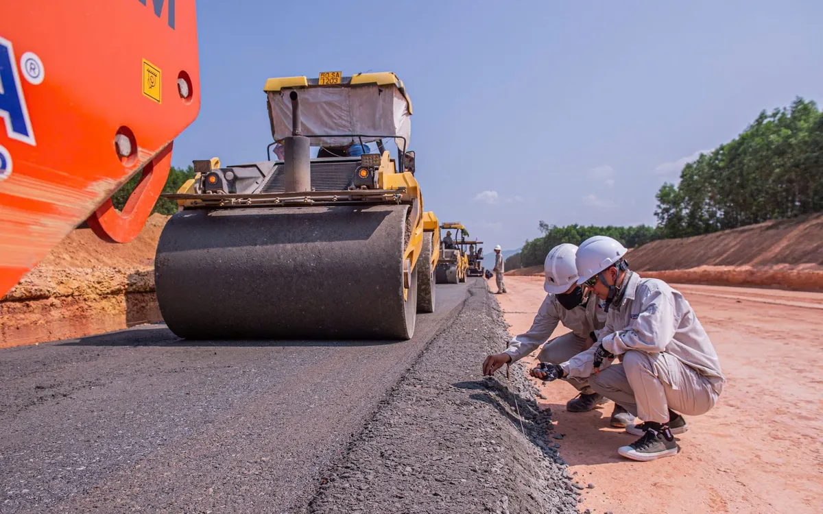 Bộ Xây dựng cũng yêu cầu các ban QLDA chỉ đạo nhà thầu nhanh chóng dọn dẹp mặt bằng, khôi phục lại thi công đối với các dự án chịu ảnh hưởng của các đợt mưa, bão, lũ lụt