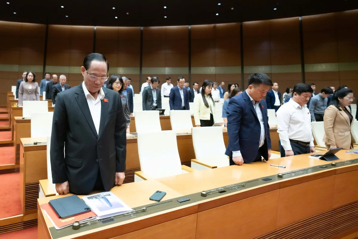 Quốc hội phát động quyên góp ủng hộ đồng bào khắc phục hậu quả bão lũ - Ảnh 2.