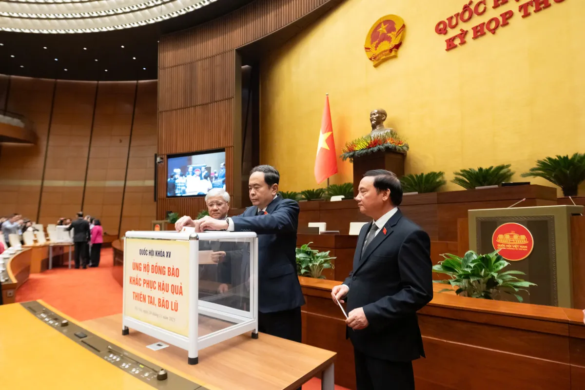 Quốc hội phát động quyên góp ủng hộ đồng bào khắc phục hậu quả bão lũ - Ảnh 4.