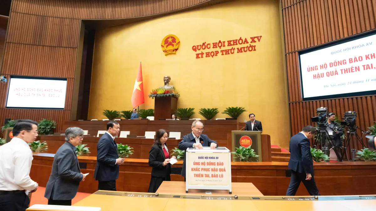 Quốc hội phát động quyên góp ủng hộ đồng bào khắc phục hậu quả bão lũ - Ảnh 5.