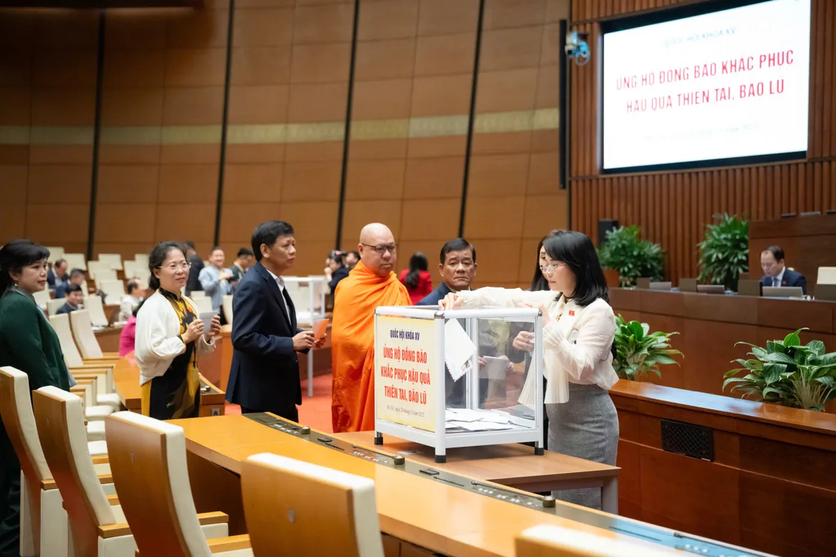 Quốc hội phát động quyên góp ủng hộ đồng bào khắc phục hậu quả bão lũ - Ảnh 6.