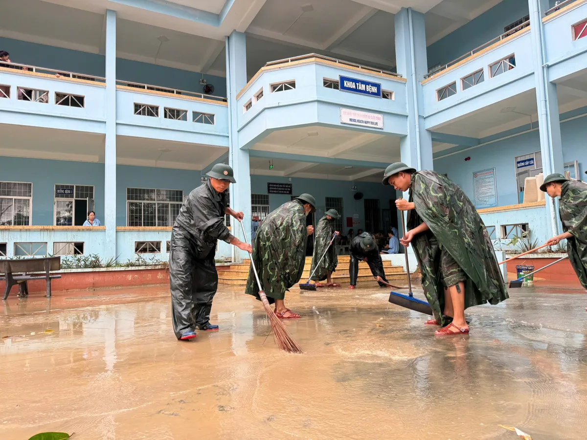 TP Hồ Chí Minh điều động 100 CSGT ra Gia Lai hỗ trợ dọn dẹp bệnh viện sau lũ - Ảnh 2.