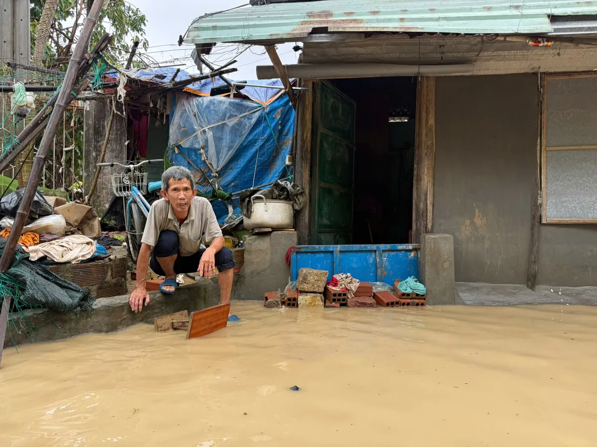 TP Hồ Chí Minh điều động 100 CSGT ra Gia Lai hỗ trợ dọn dẹp bệnh viện sau lũ - Ảnh 5.