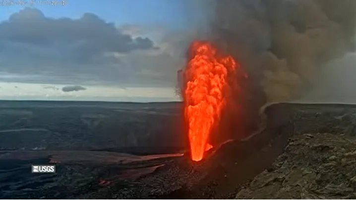 Núi lửa Kilauea ở Mỹ phun trào dòng dung nham nóng chảy dữ dội- Ảnh 1.