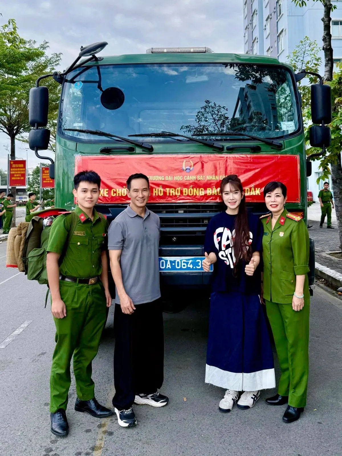 Nghệ sĩ Việt chung tay hỗ trợ người dân vũng bão - Ảnh 4.