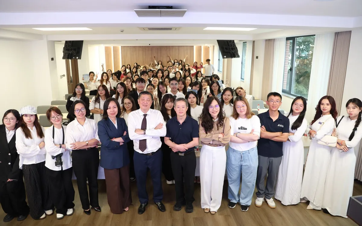 Khoa Quan hệ Quốc tế Học viện Báo chí và Tuyên truyền chụp ảnh cùng Giảng viên Đại học Phúc Đán