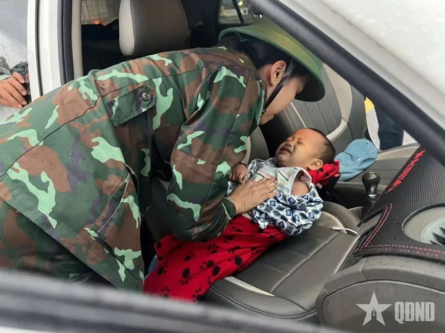 Khoảnh khắc đẹp tuần qua (17-23/11): Ấm áp tình đồng bào trong mưa lũ- Ảnh 3.