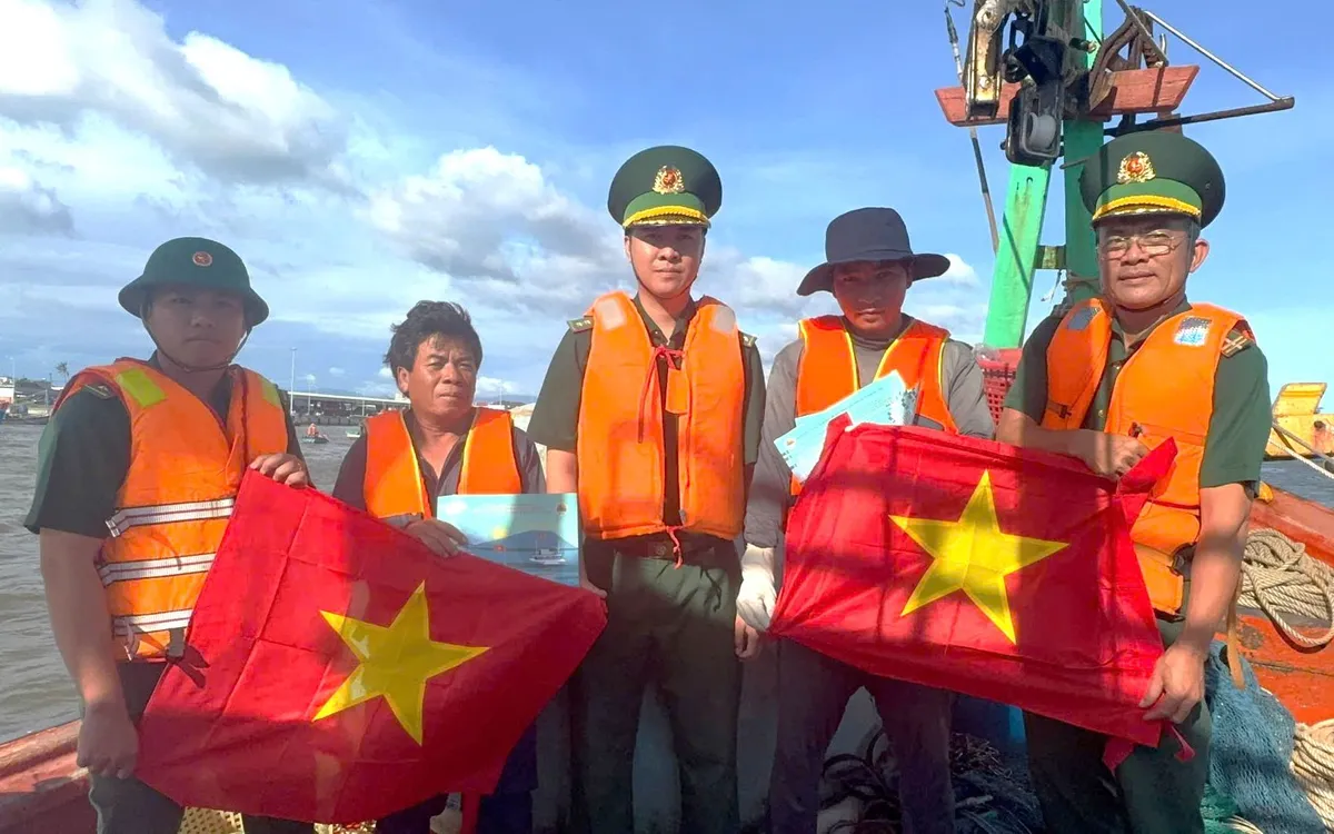 Đồn Biên phòng Bình Châu tổ chức tuyên truyền và tặng cờ Tổ quốc cho chủ phương tiện. (Ảnh BĐBP)