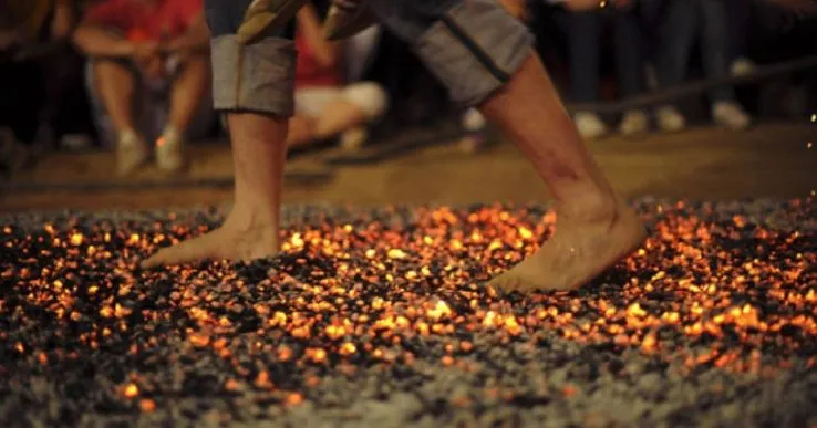 Khám phá tục lệ đi chân trần trên than hồng của người Hy Lạp- Ảnh 1.