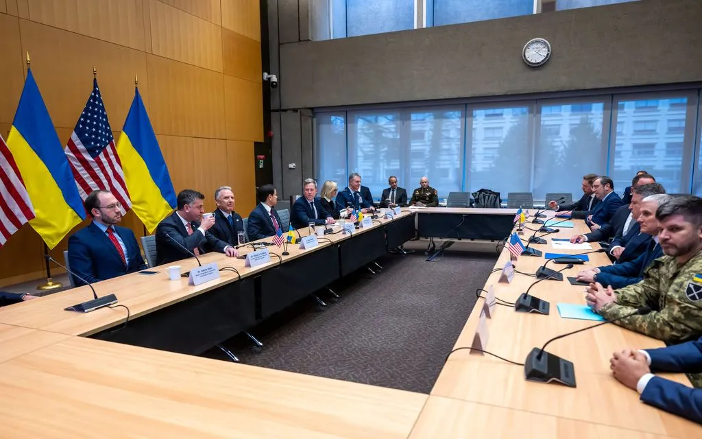 Các phái đoàn Mỹ và Ukraine bắt đầu cuộc đàm phán tại Geneva ngày 23/11/2025. (Ảnh: AP)